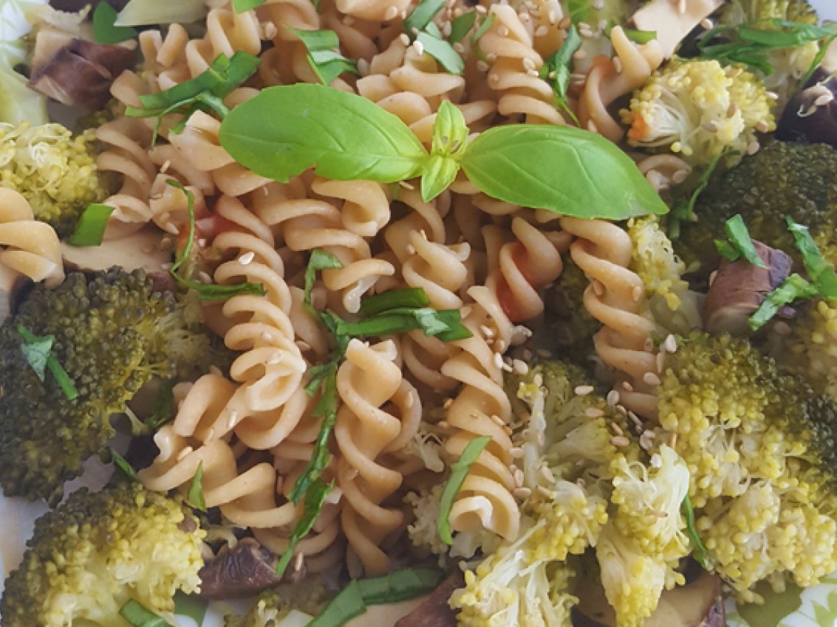 Pasta di legumi con broccoli, funghi e basilico - foto 2