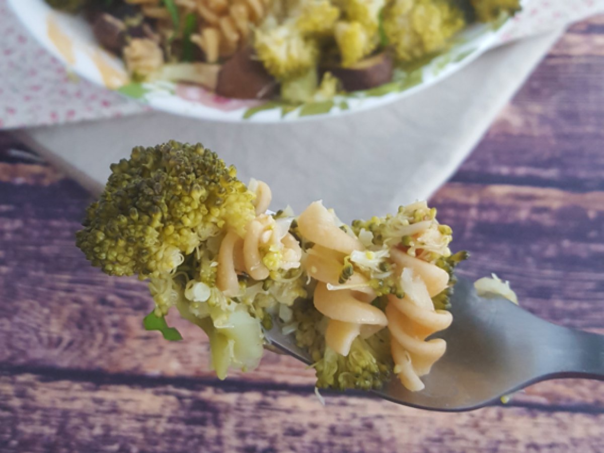 Pasta di legumi con broccoli, funghi e basilico - foto 3