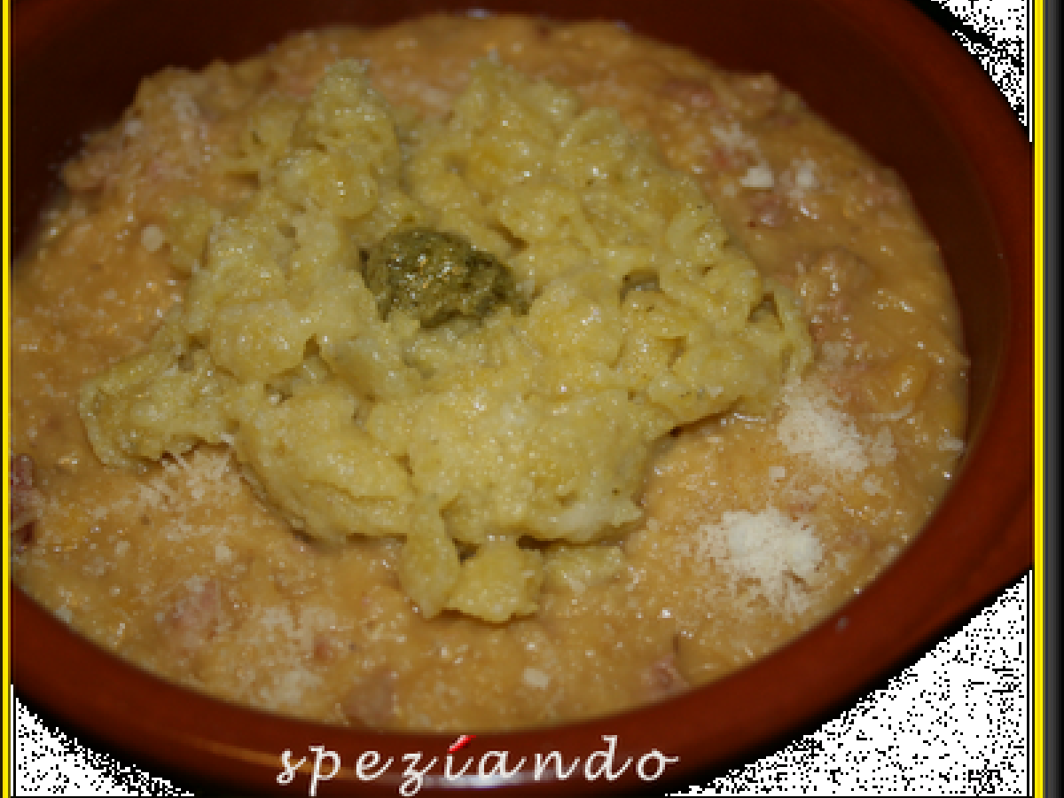 Pasta di mais su crema di lenticchie rosse