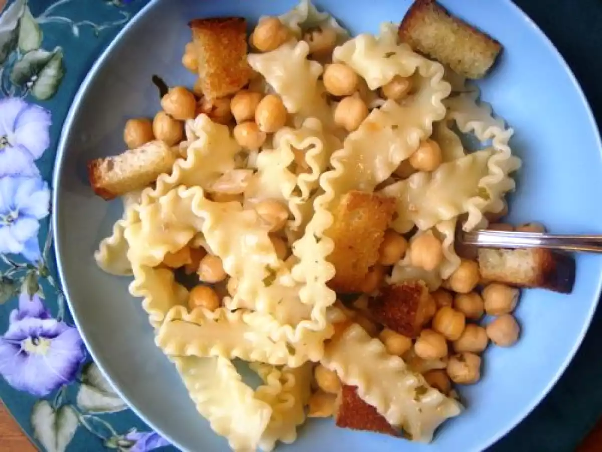 Pasta e Ceci con pane fritto