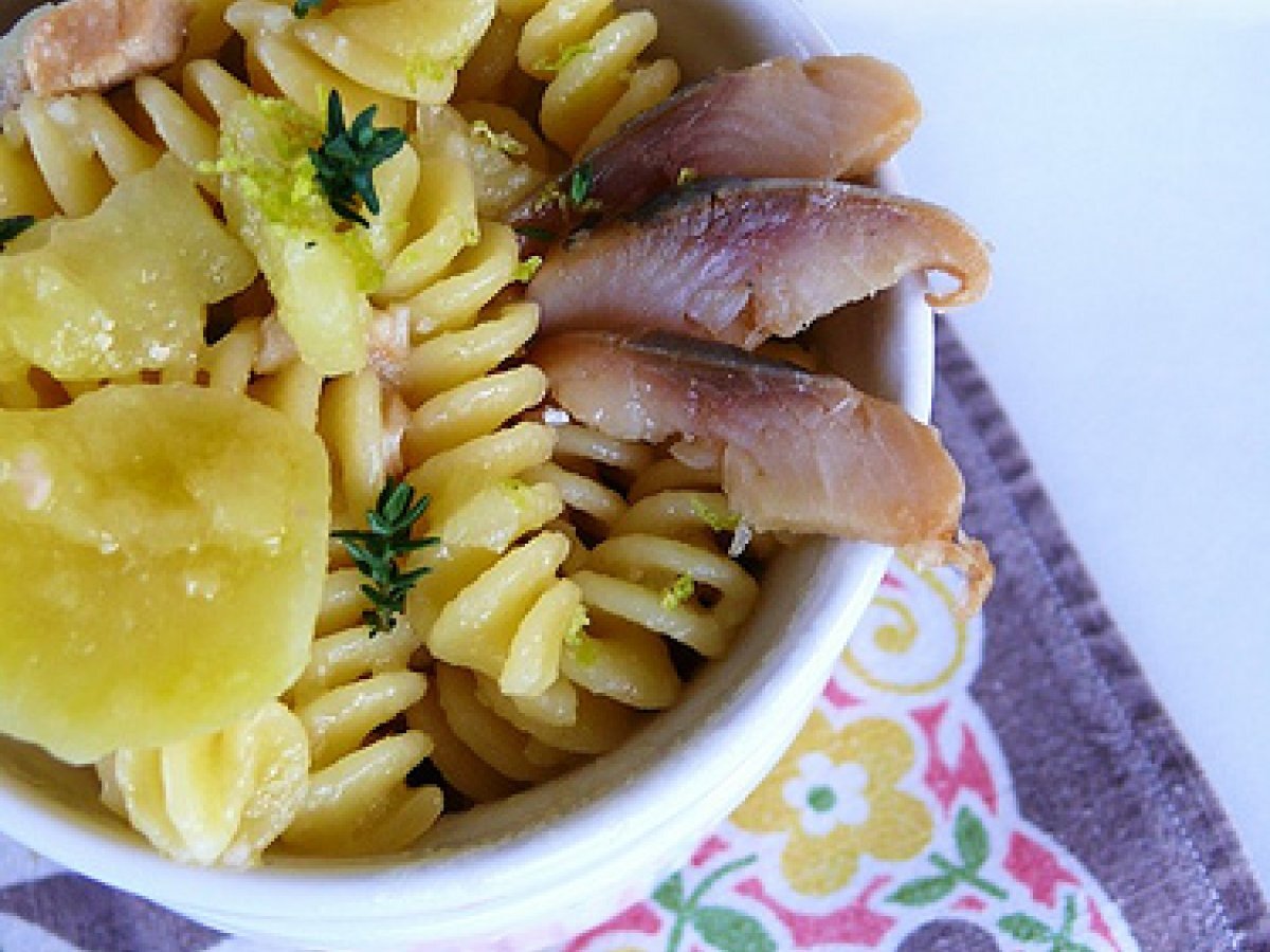 Pasta e patate con aringa affumicata, limone e timo