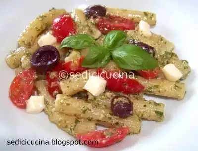 Ricetta di pasta fredda al pesto con pomodorini e olive