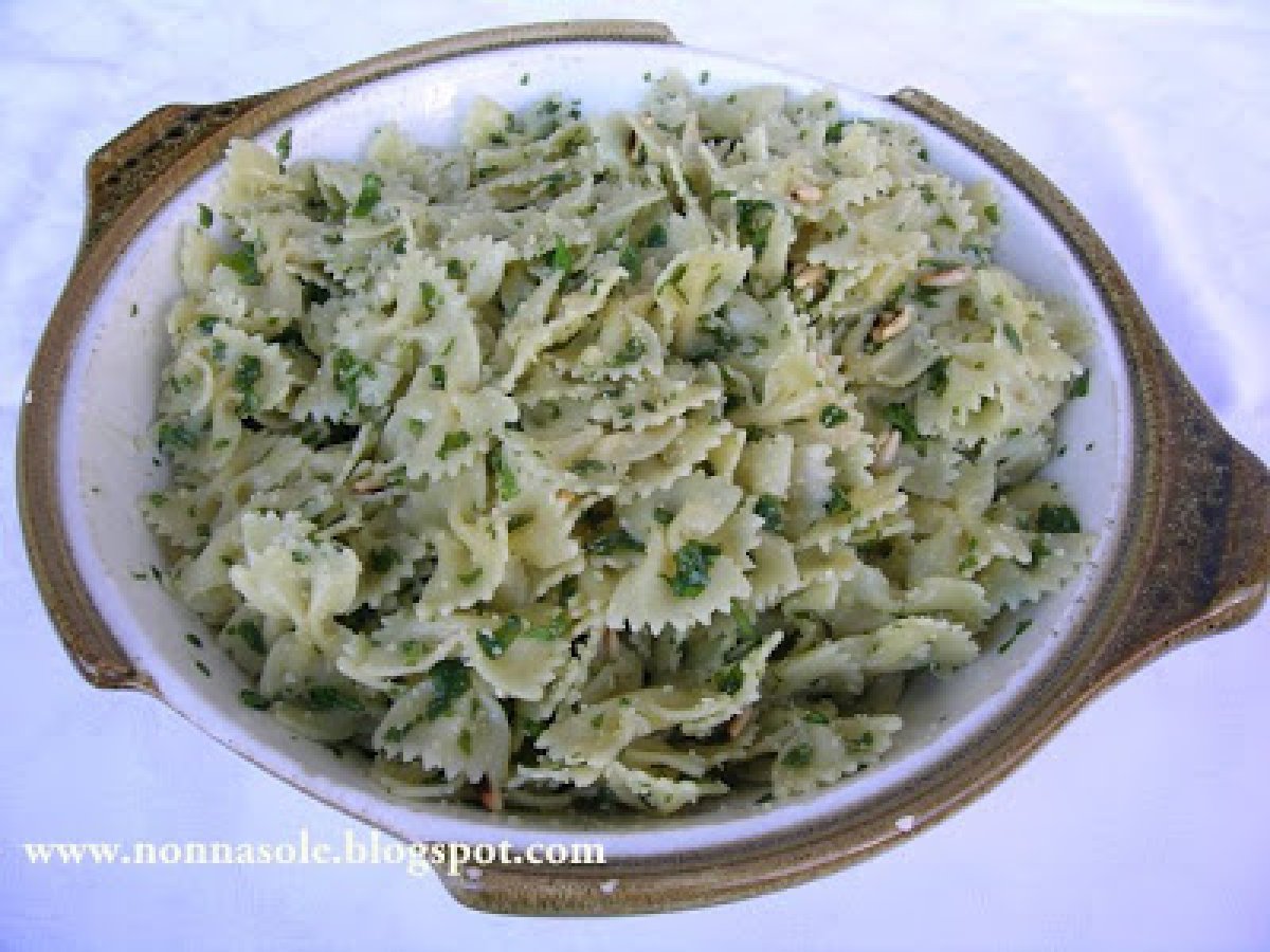 Pasta fredda con basilico e pinoli