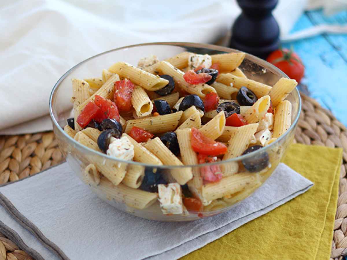 Pasta fredda con feta, olive nere e pomodori