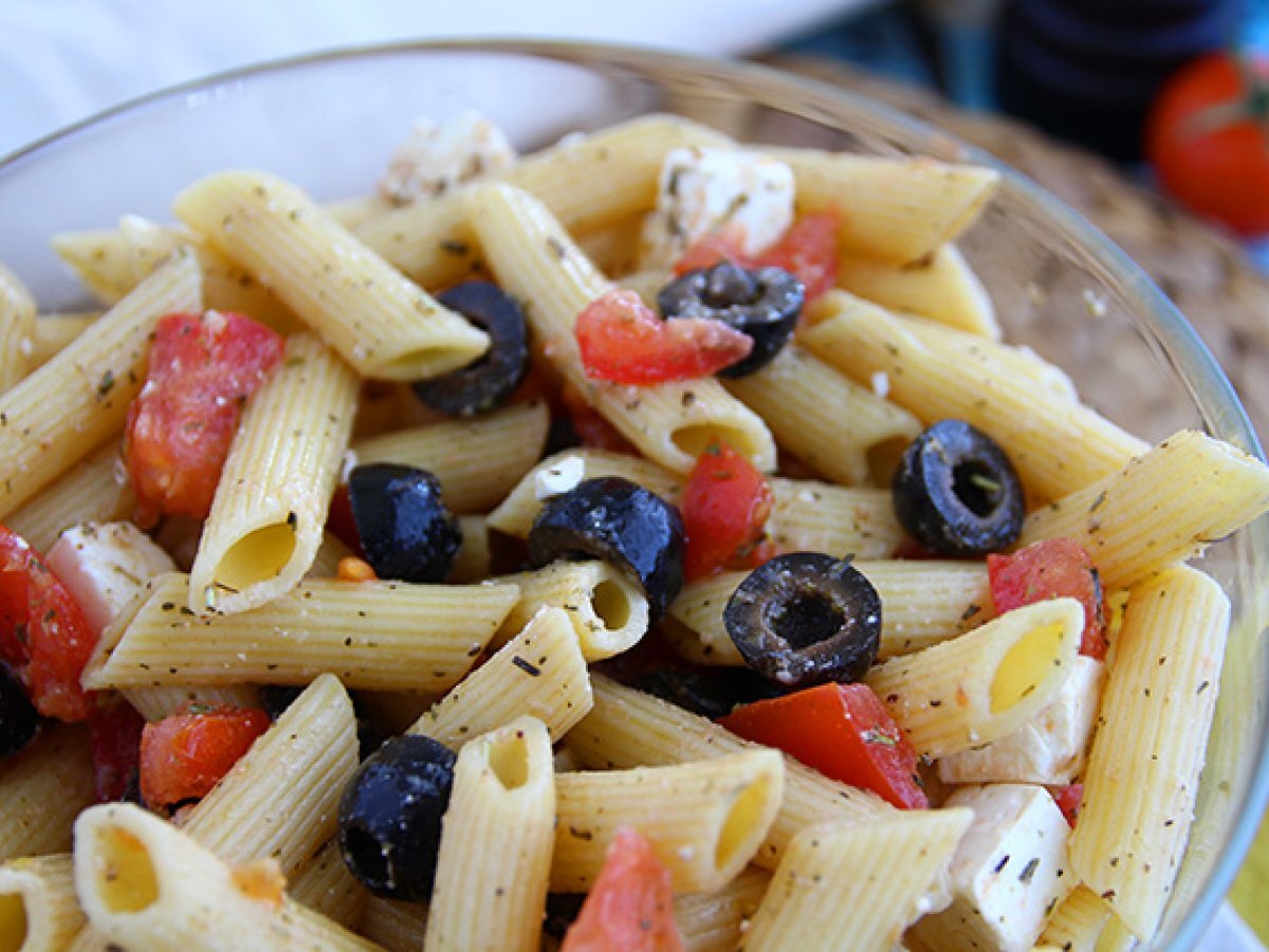 Pasta fredda con feta, olive nere e pomodori - foto 2