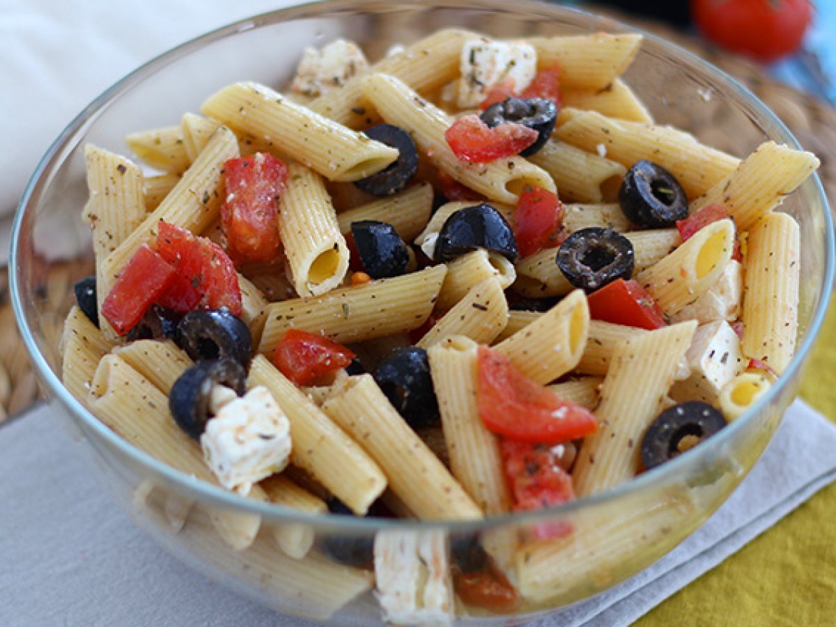 Pasta fredda con feta, olive nere e pomodori - foto 4