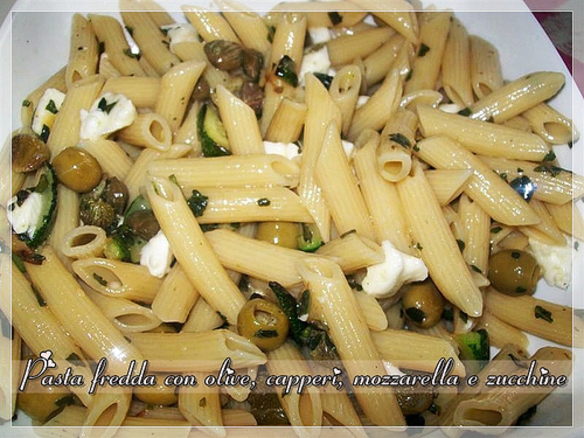 Pasta fredda con olive, capperi e zucchine