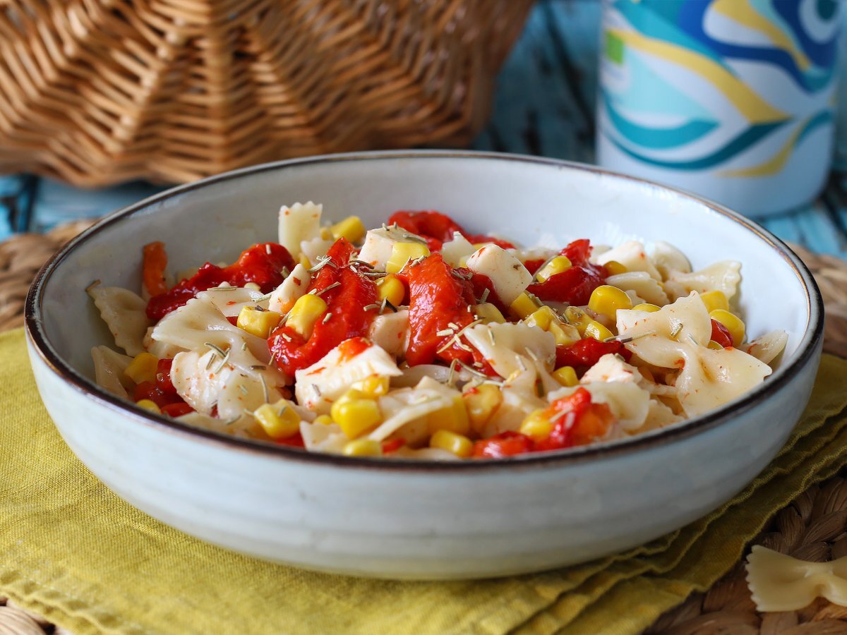 Pasta fredda con peperoni, mais e mozzarella