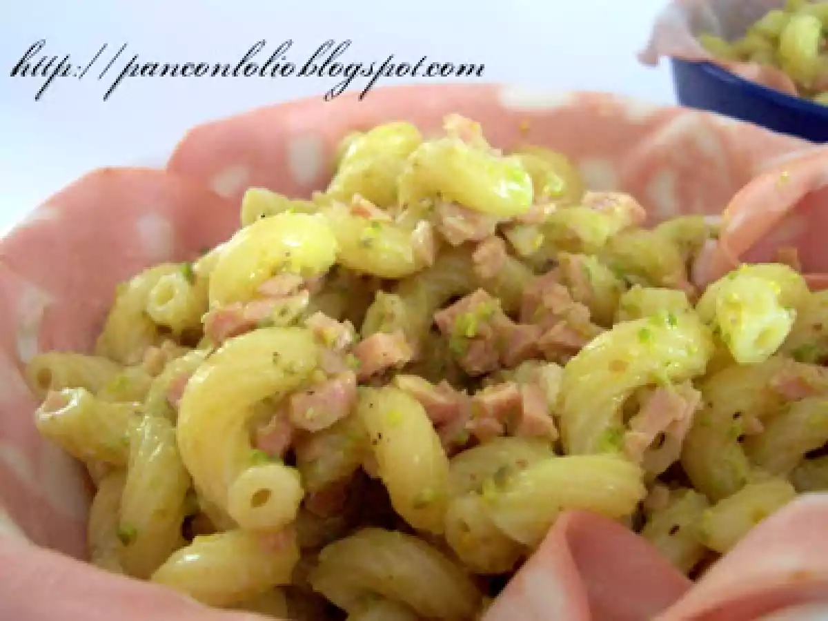 Pasta fredda con pesto di pistacchio di Bronte e mortadella
