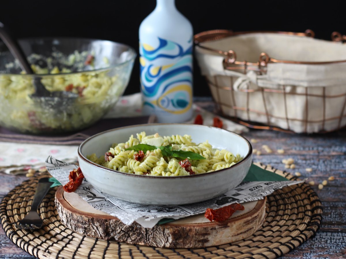 Pasta fredda con pesto di zucchine, mozzarella di bufala e pomodori secchi, foto 3