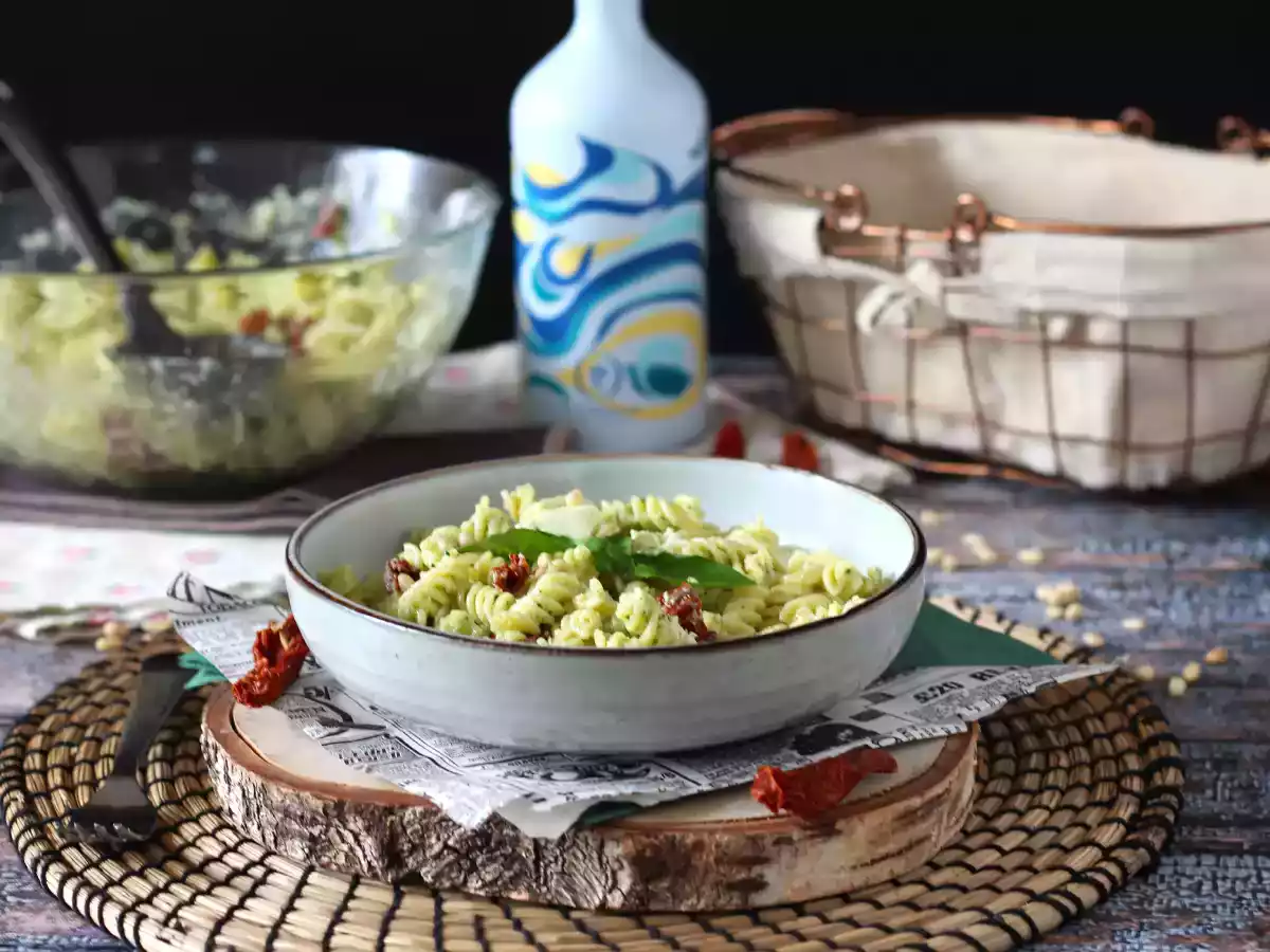 Pasta fredda con pesto di zucchine, mozzarella di bufala e pomodori secchi - foto 3