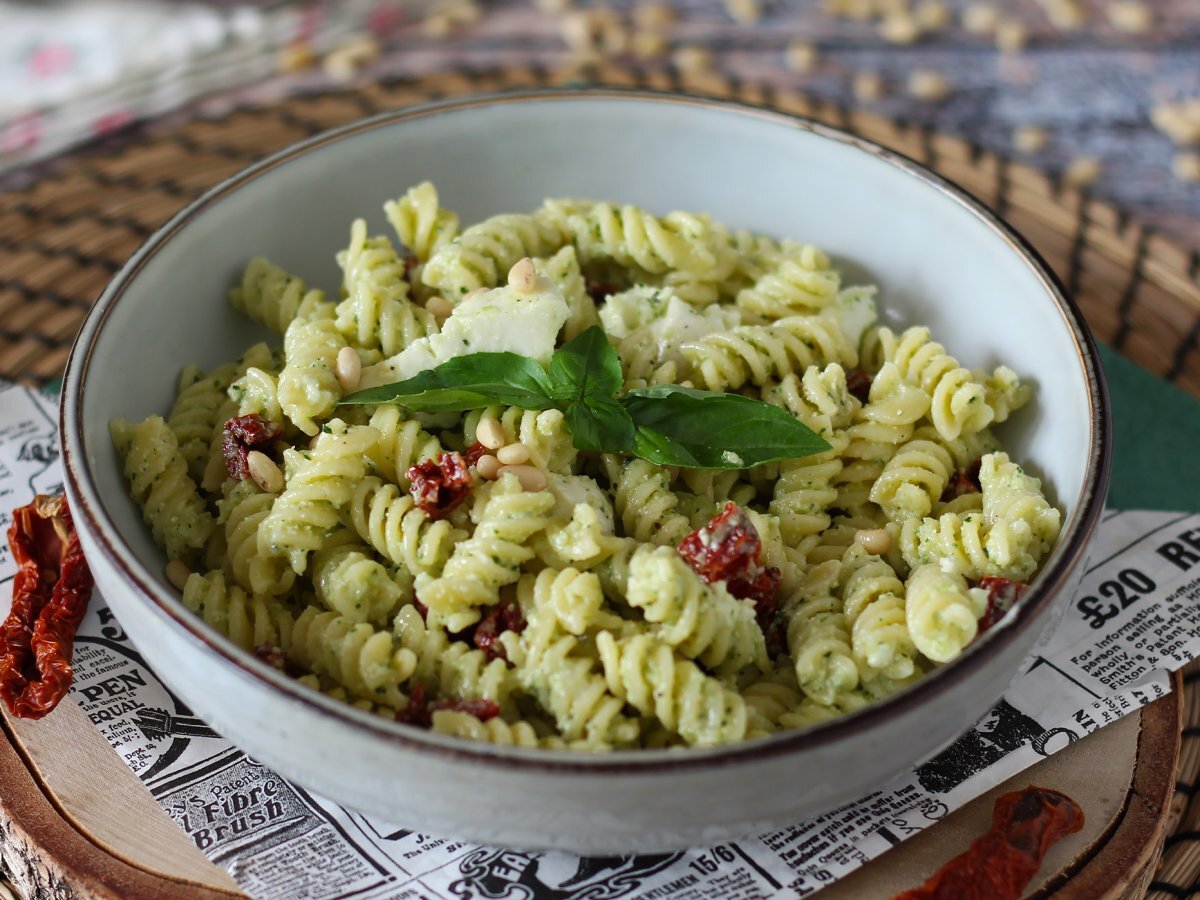 Pasta fredda con pesto di zucchine, mozzarella di bufala e pomodori secchi, foto 2
