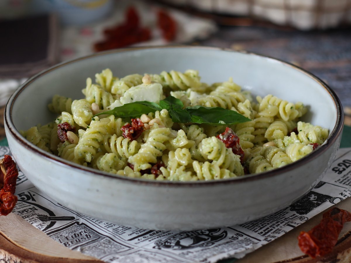 Pasta fredda con pesto di zucchine, mozzarella di bufala e pomodori secchi, foto 1