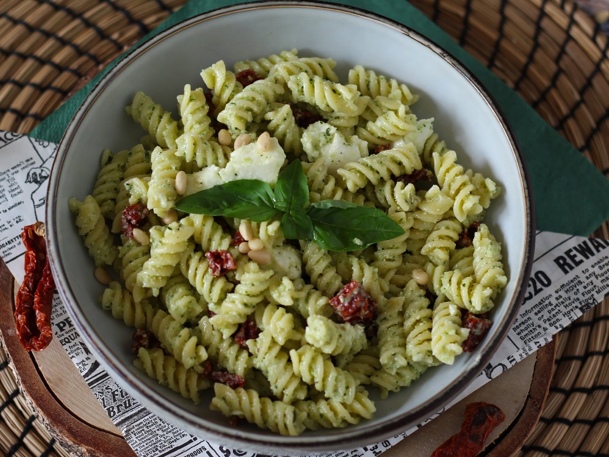 Pasta fredda con pesto di zucchine, mozzarella di bufala e pomodori secchi, foto 4