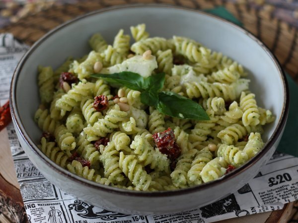 Pasta fredda con pesto di zucchine, mozzarella di bufala e pomodori secchi, foto 5