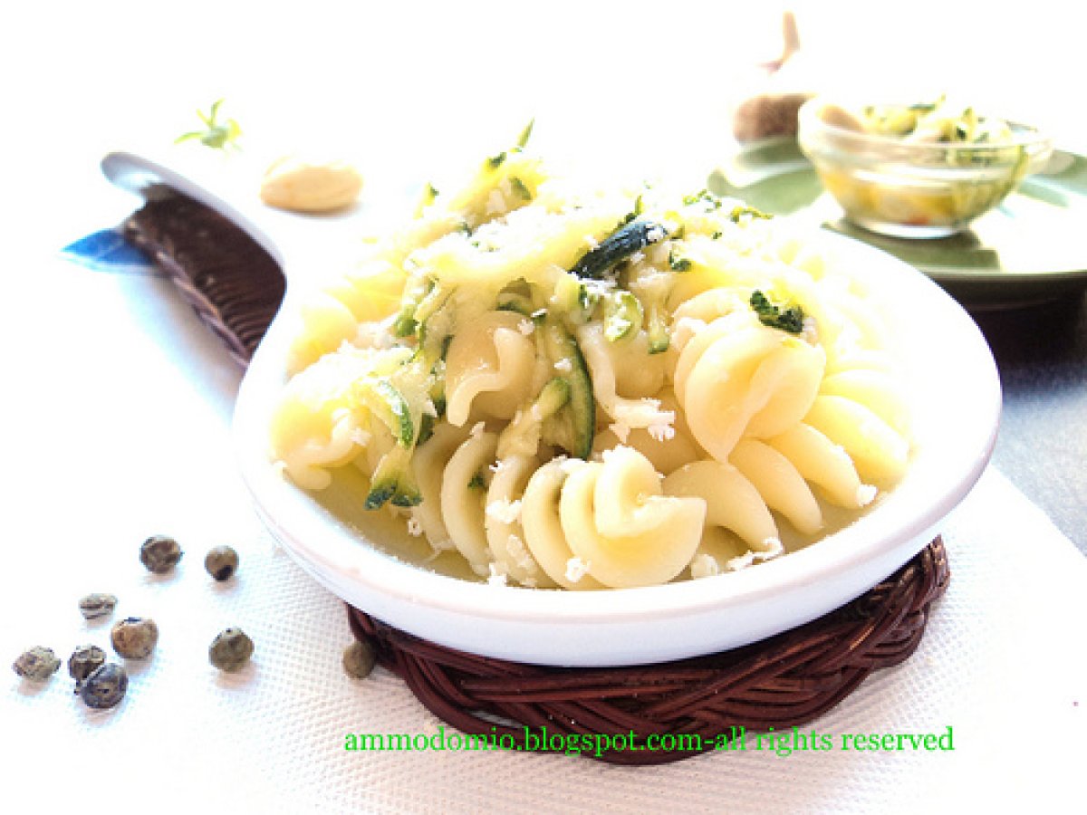 Pasta fredda con zucchine e mandorle