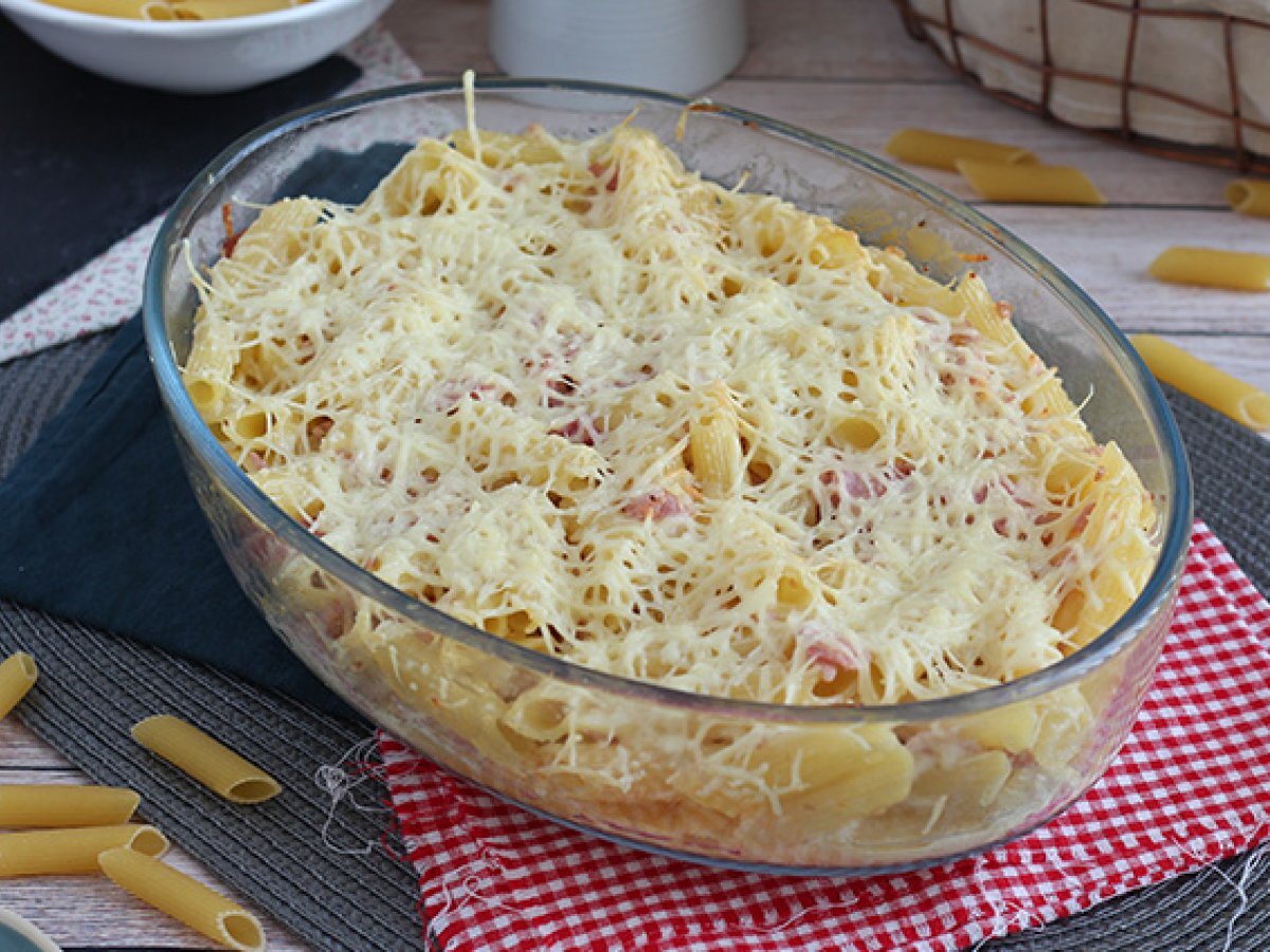 Pasta gratinata con prosciutto e formaggio