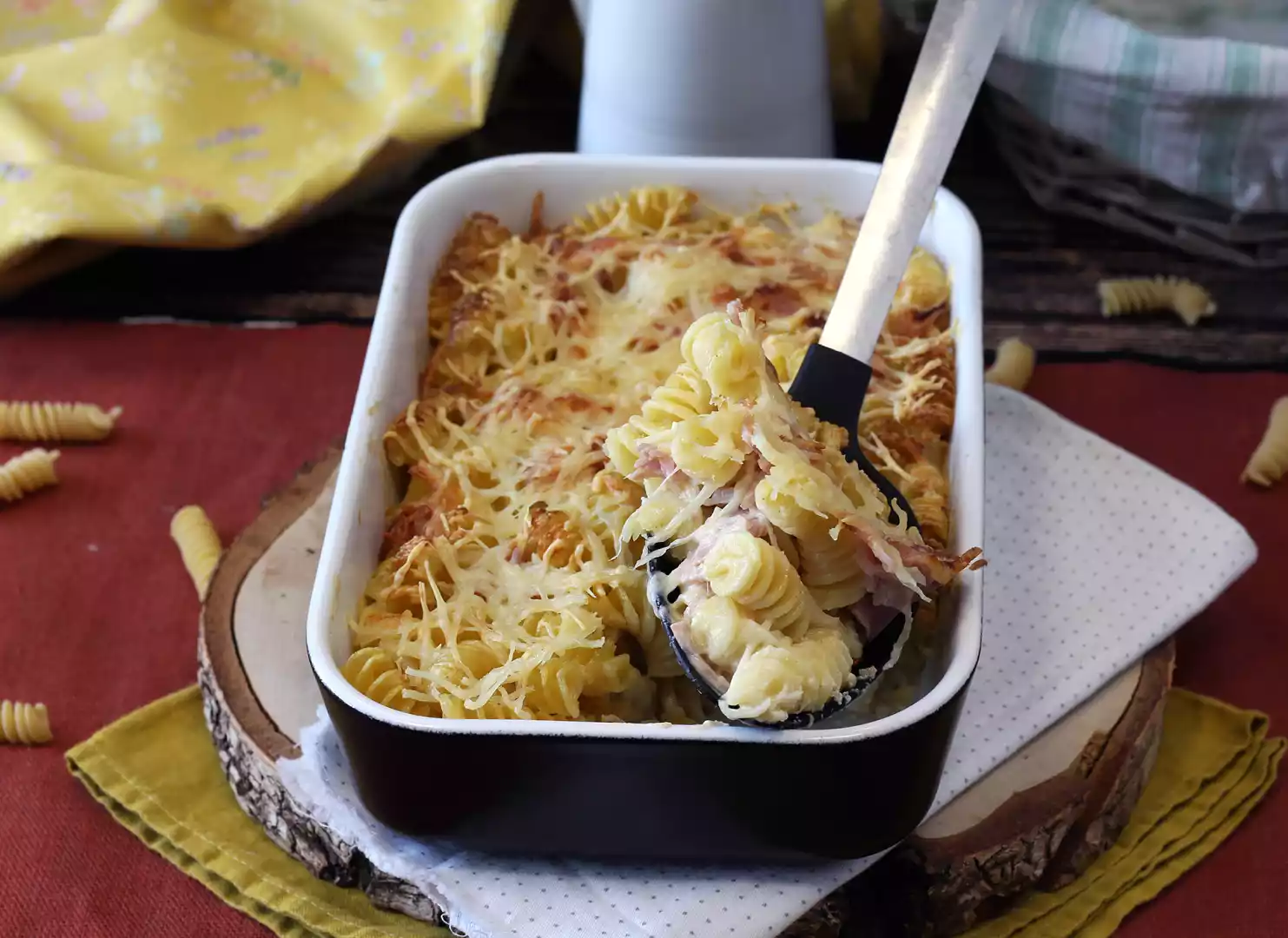 Pasta gratinata in friggitrice ad aria con prosciutto e formaggio: ricetta facile e veloce