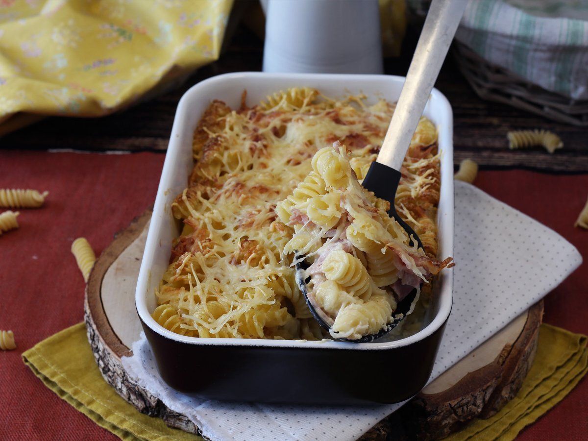 Pasta gratinata in friggitrice ad aria con prosciutto e formaggio: ricetta facile e veloce