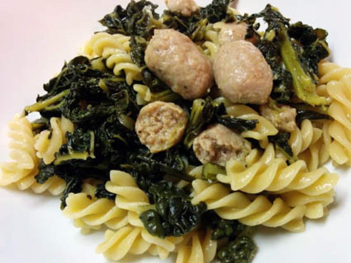 Pasta integrale con cavolo nero e salsiccette