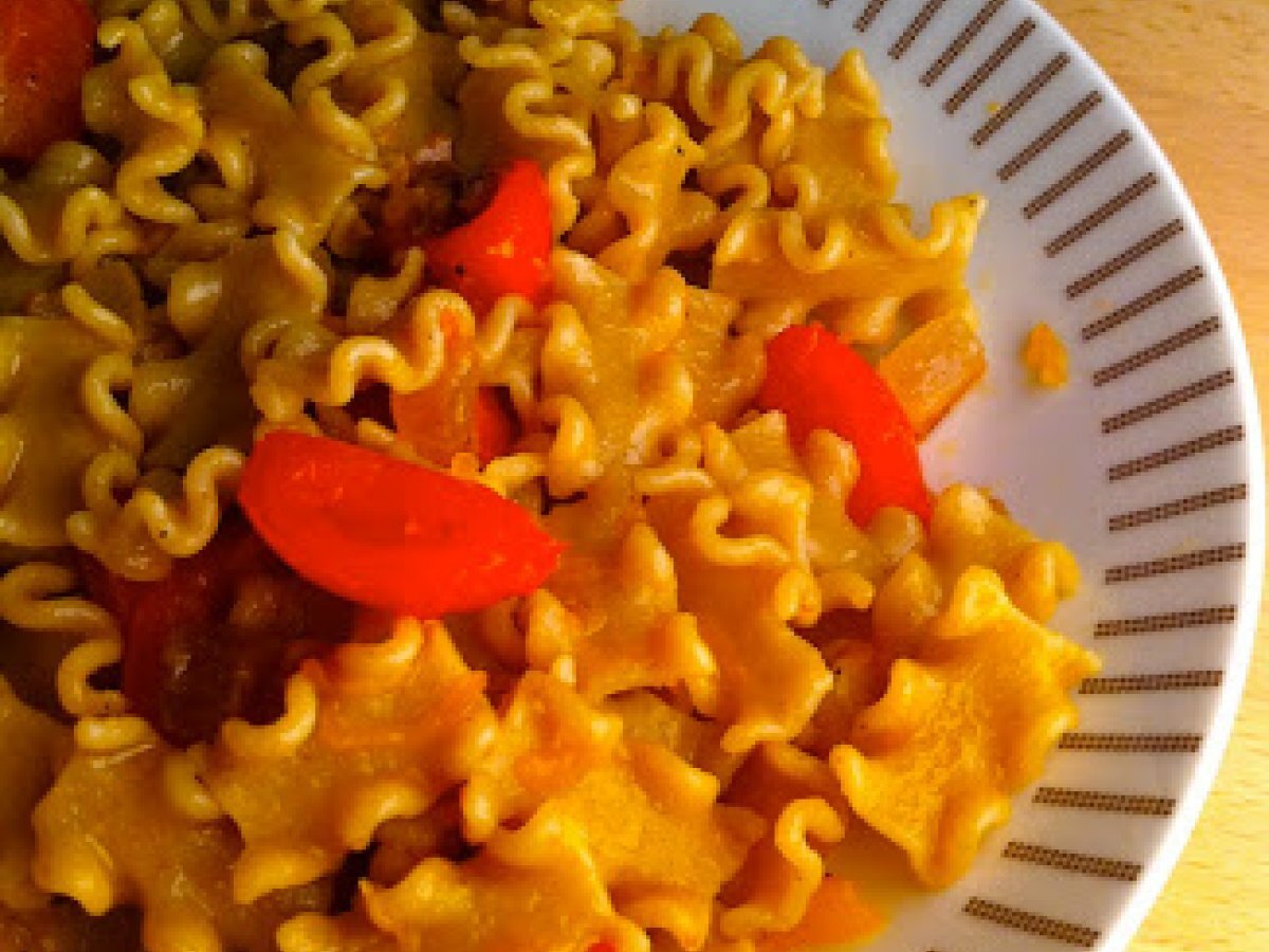 Pasta integrale con zucca, guanciale e pomodorini