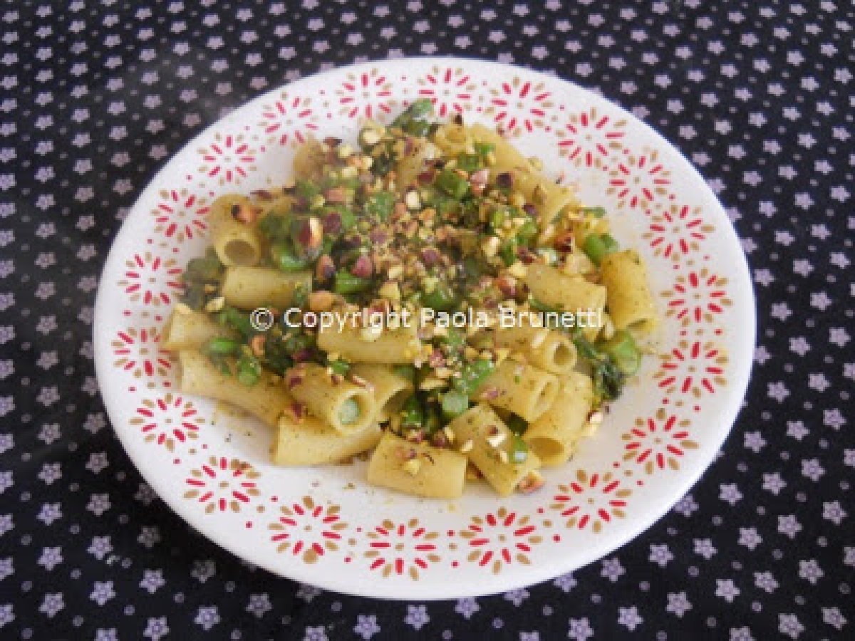 Pasta millerighe con asparagi e pistacchi