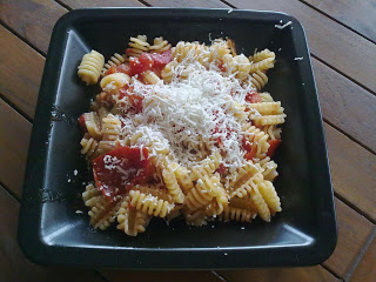 Pasta pomodoro fresco e ricotta salata