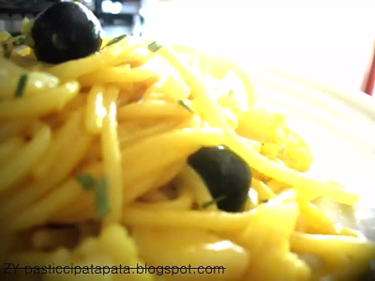 Pasta risottata alla curcuma con cavolfiore e olive nere