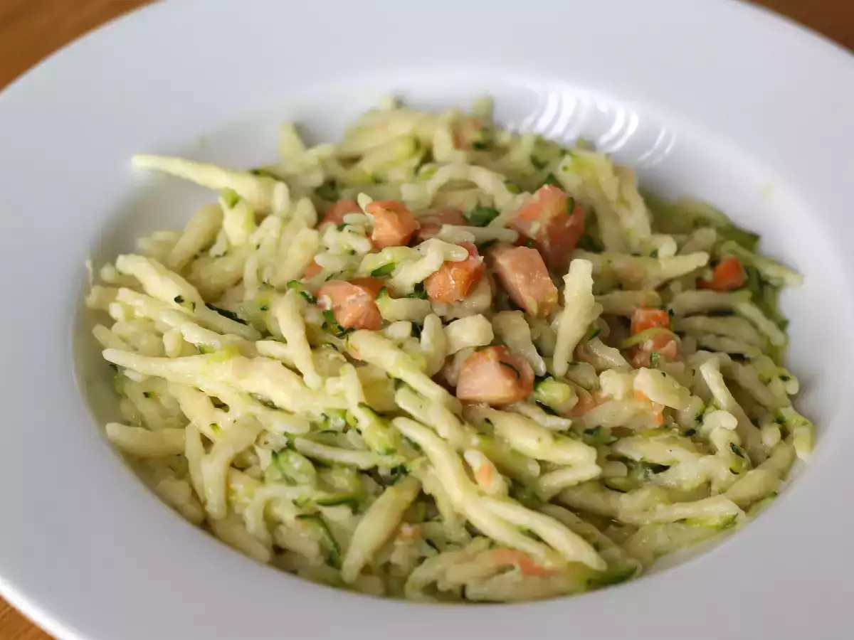 Pasta salmone e zucchine: il piatto leggero e saporito perfetto per ogni occasione - foto 2