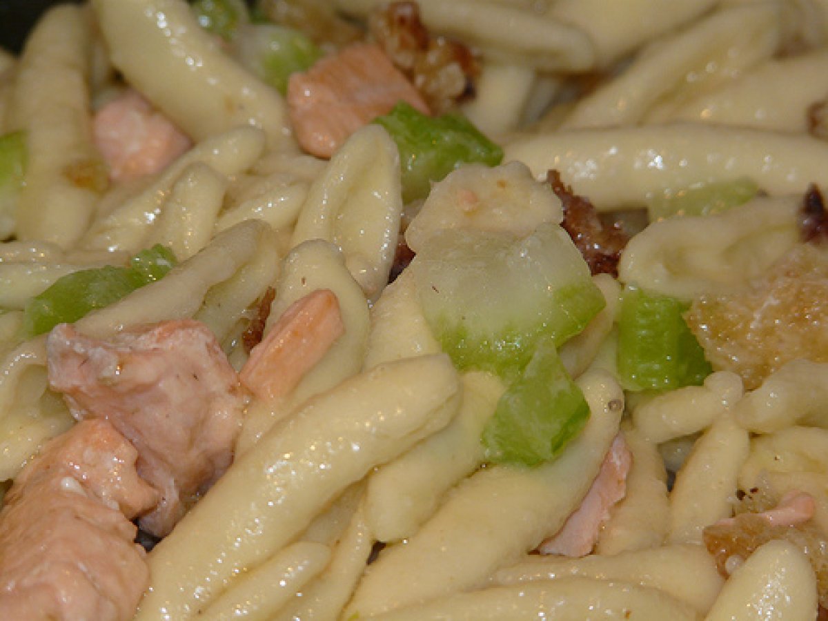 Pasta saltata in padella sedano e salmone