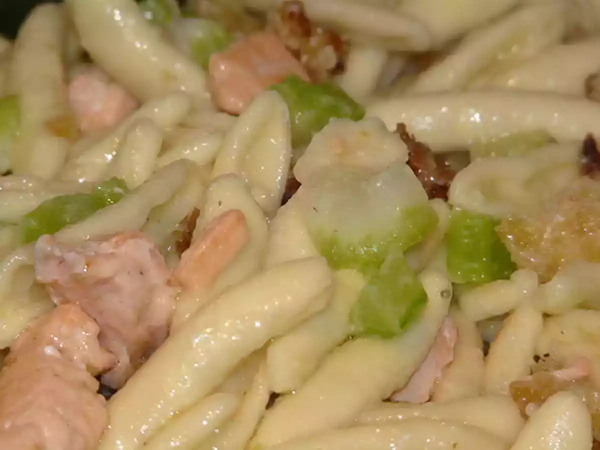 Pasta saltata in padella sedano e salmone