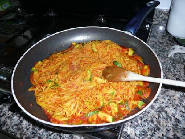 Pasta speciale pomodoro, zucchine e zafferano