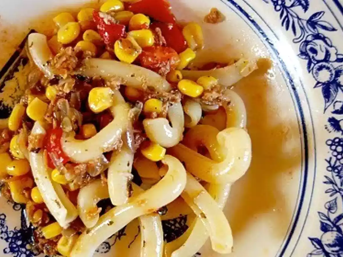 Pasta tonno pomodori e mais e cipolla