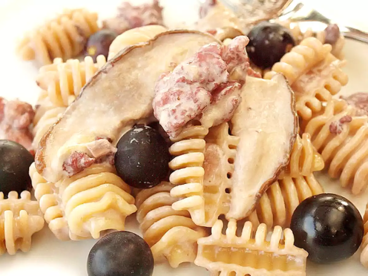 Pasta ubriaca al lambrusco, salsiccia, porcini e ancellotta
