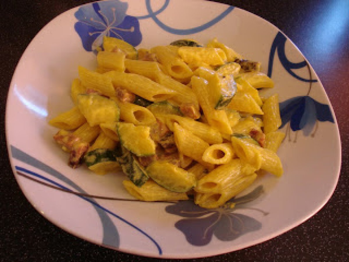 Pasta zucchine, speck e zafferano