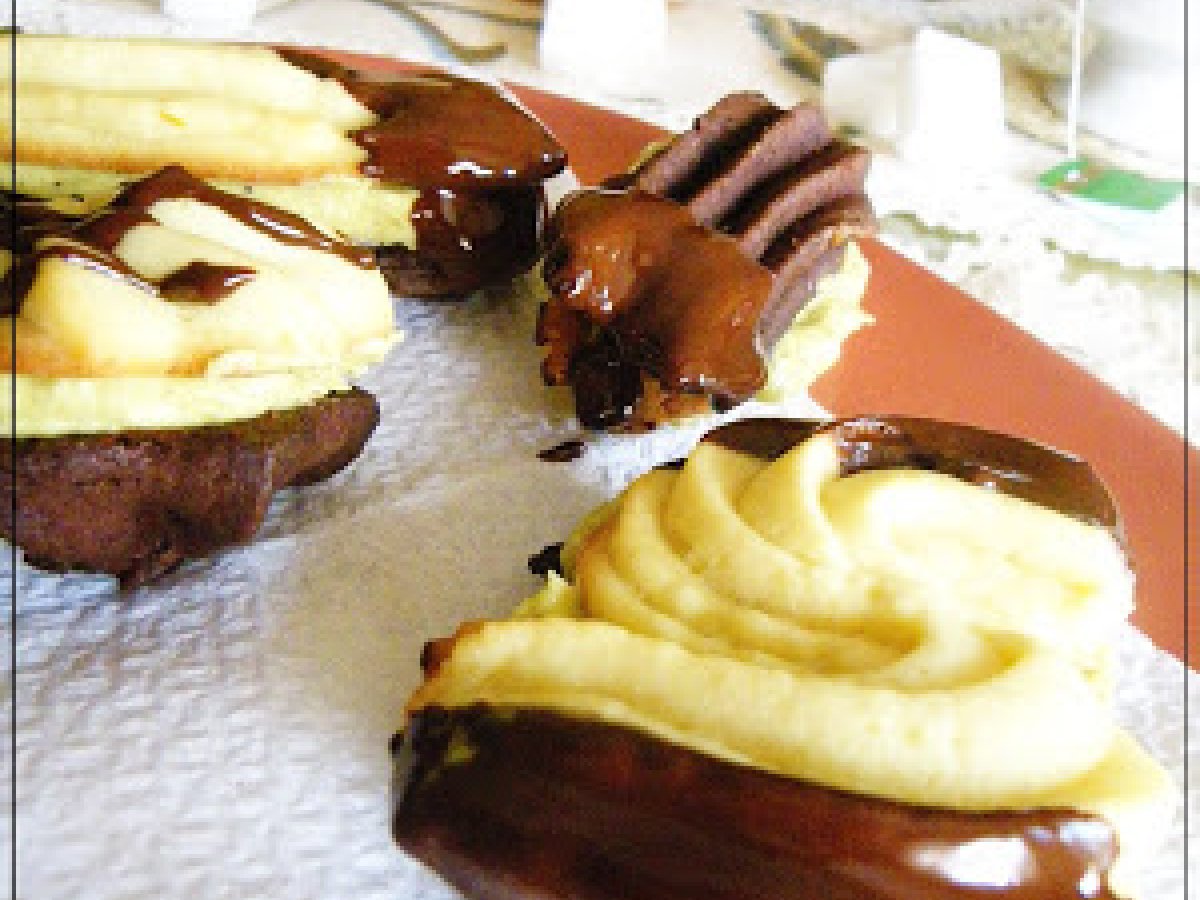 Pasticcini di frolla montata e crema al pistacchio per il tea a merenda