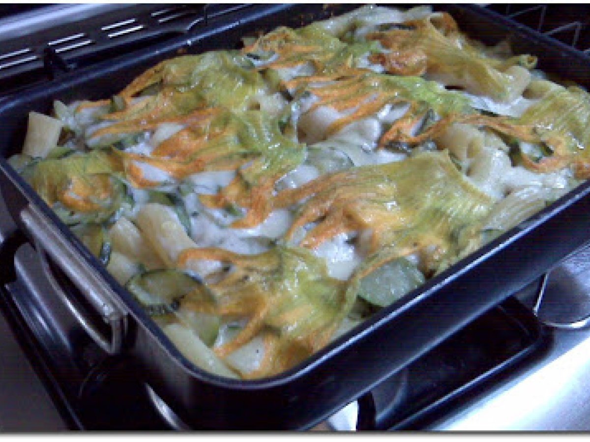 Pasticcio di pasta con zucchine e fiori di zucca