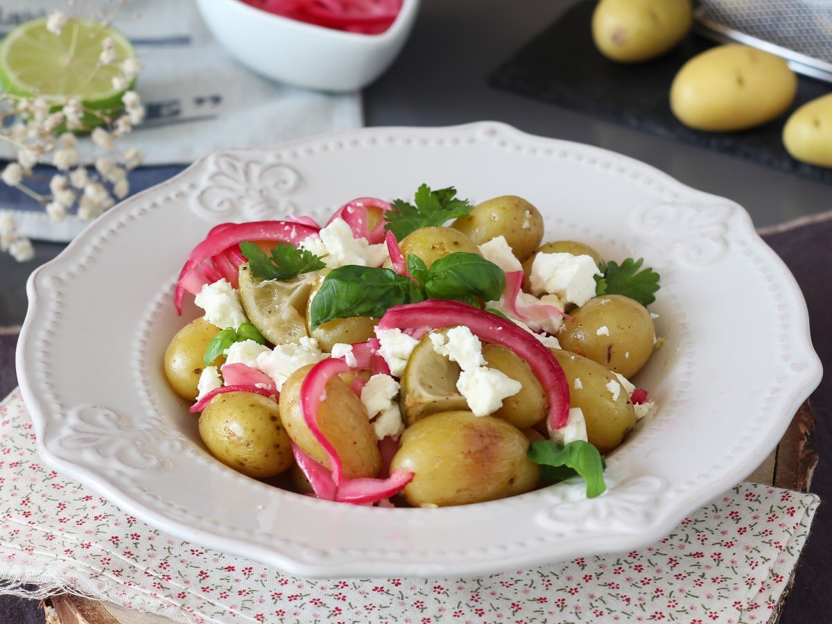 Patate al cartoccio con cipolle, limone e feta