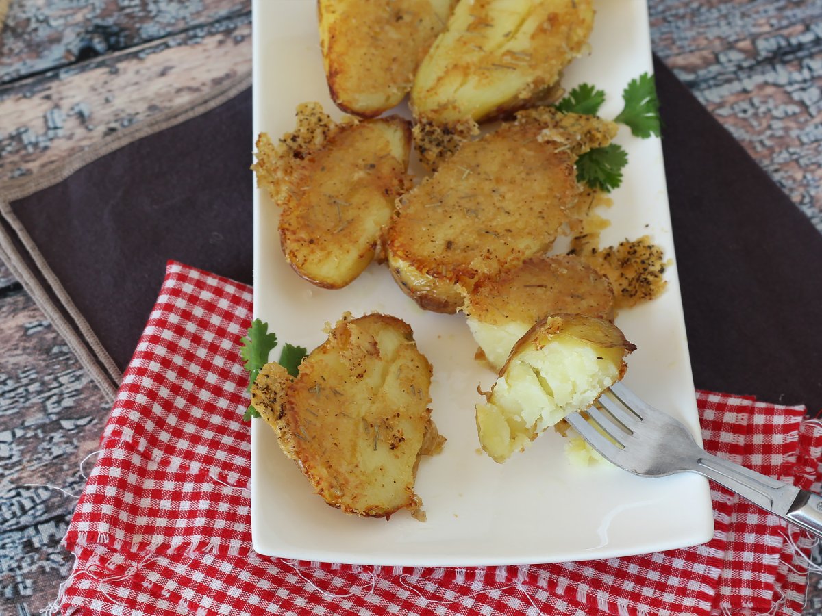 Patate al parmigiano, morbide dentro e croccanti fuori!