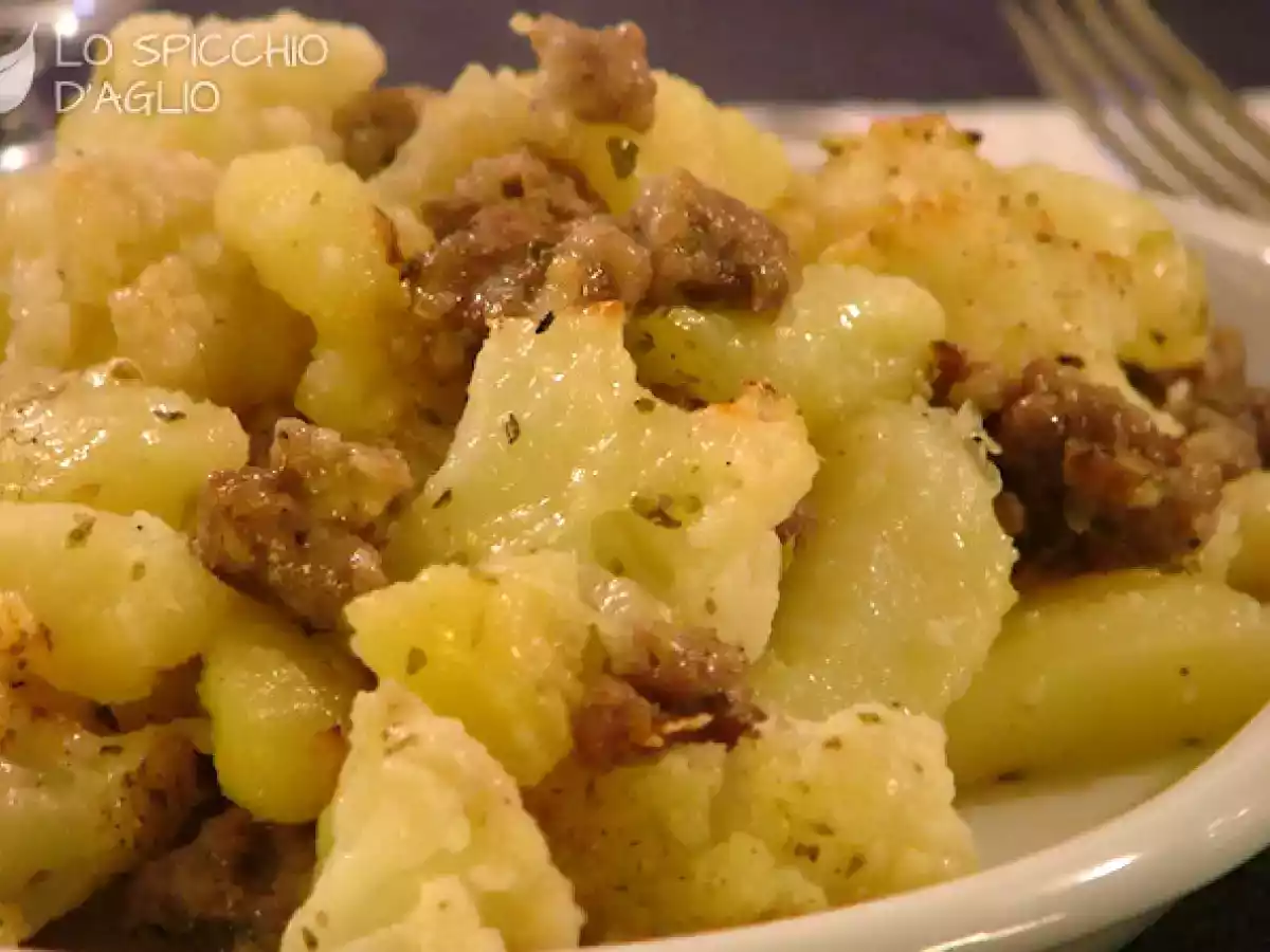 Patate e cavolfiore alla salsiccia