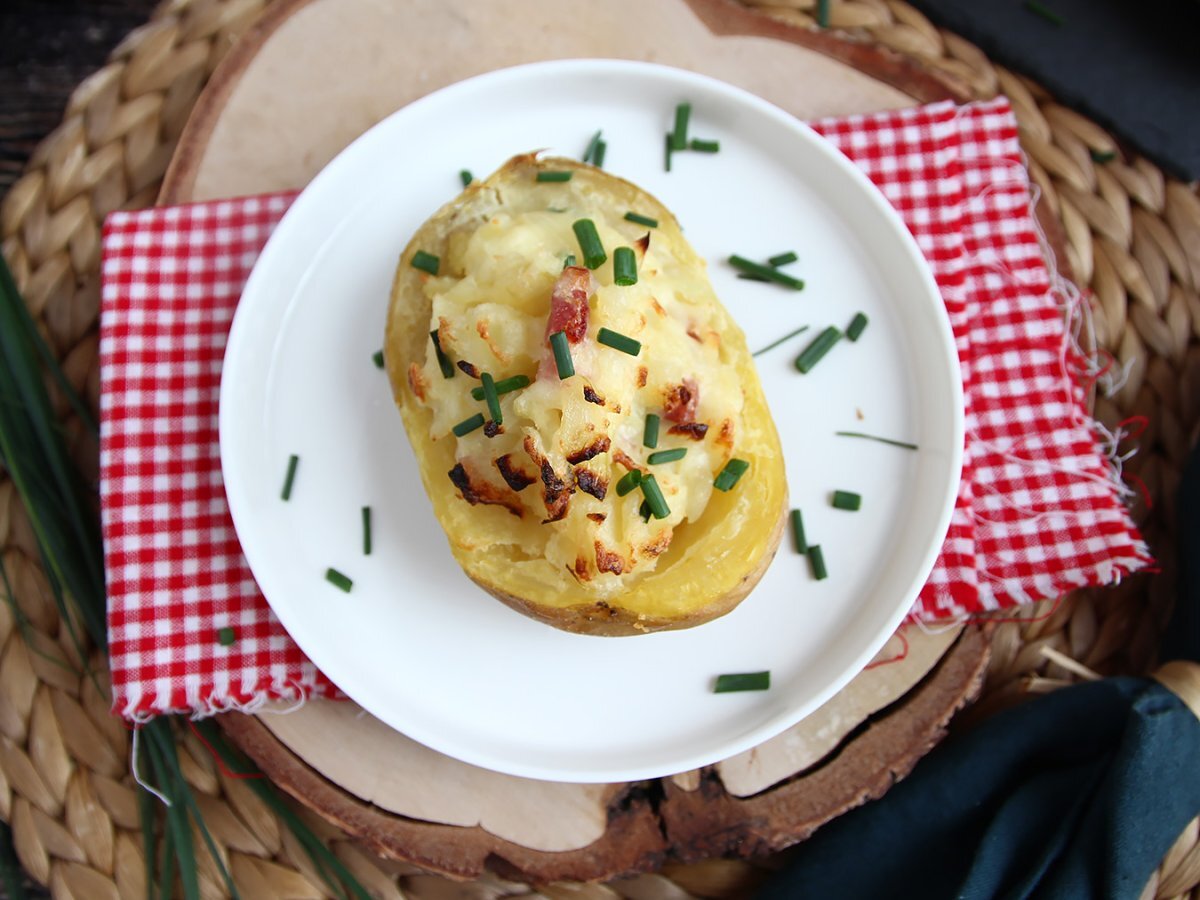 Patate ripiene al forno con pancetta e formaggio