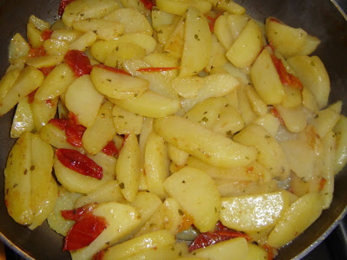 Patate saltate in padella con i pomodorini sott?olio