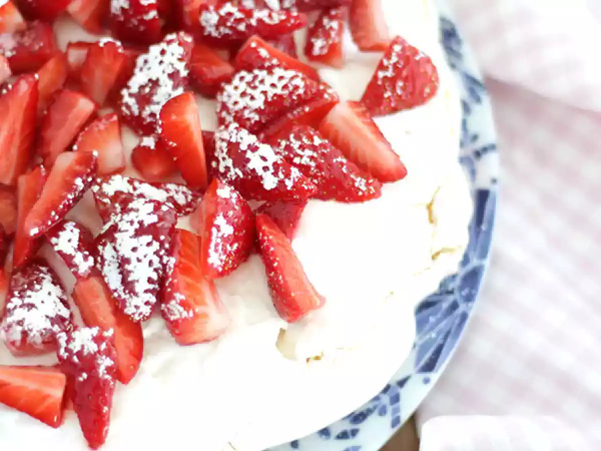 Pavlova alle fragole, la golosissima torta di meringa - foto 2