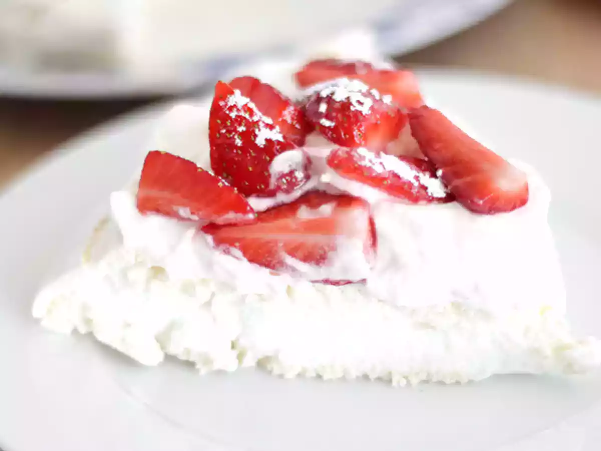 Pavlova alle fragole, la golosissima torta di meringa - foto 3