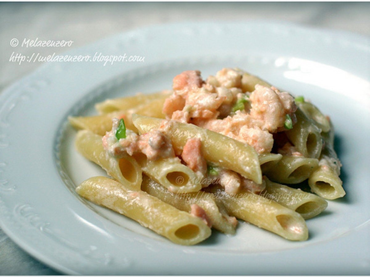 Penne al salmone con trito di mandorle