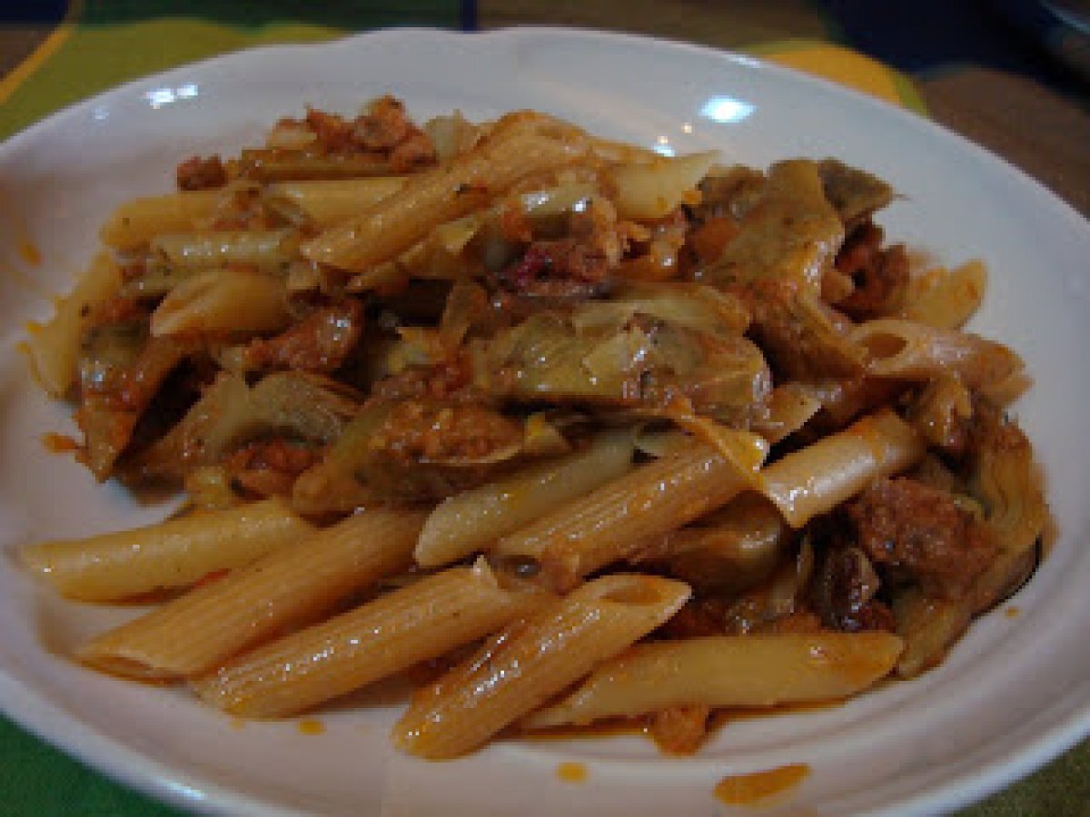 Penne con carciofi e salsiccia