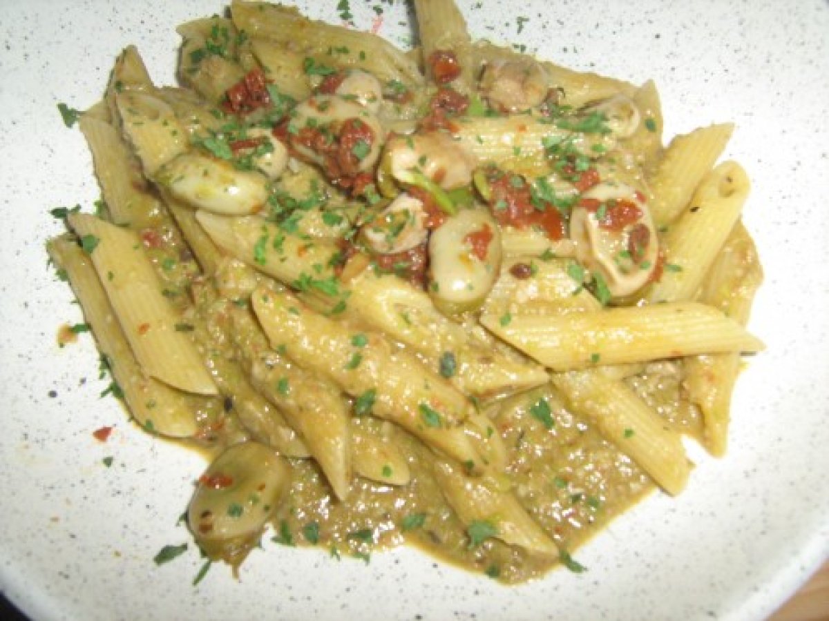Penne con fave e pomodori secchi