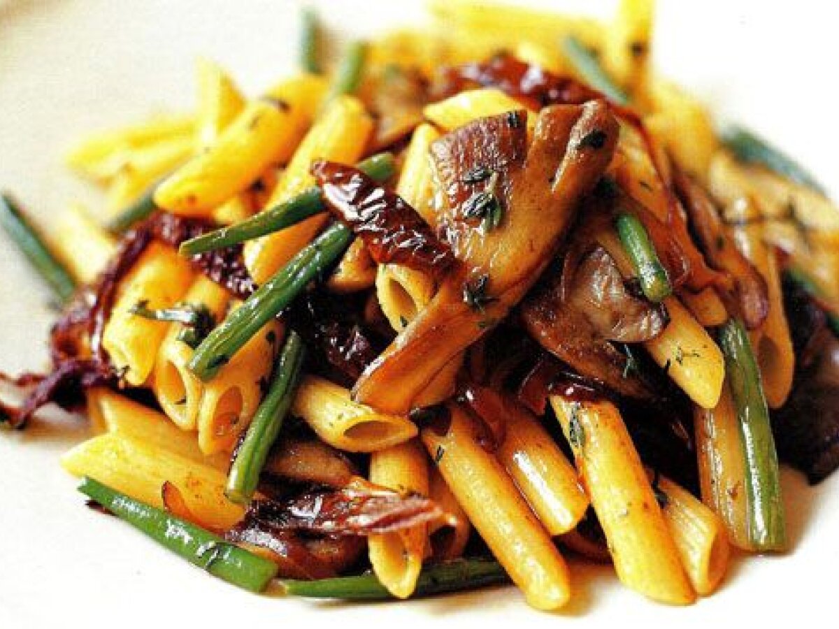 Penne con funghi e moscardini