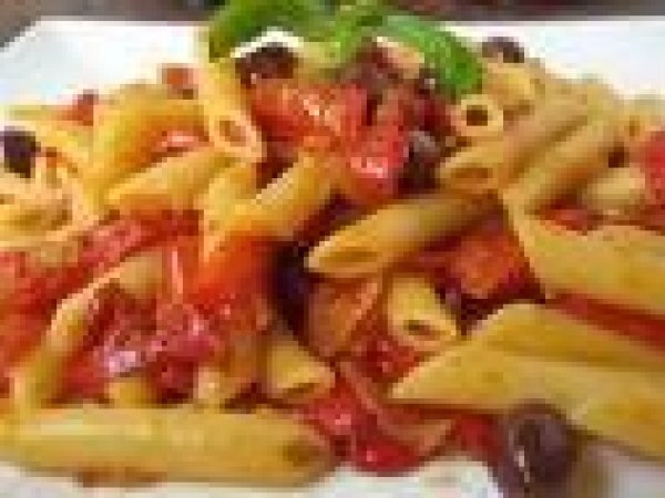 Penne con melanzane, peperoni e salsiccia