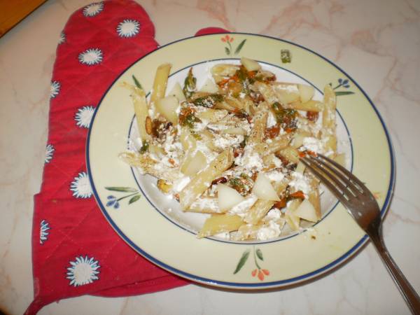 Penne con pancetta croccante e fiori di zucca